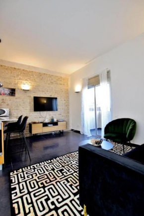 Beautiful 2 bedrooms apartment with elevator and balcony